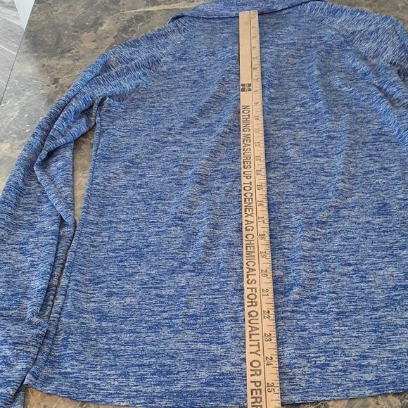 Under Armour size XS heat gear woman's shirt. - Picture 11 of 12